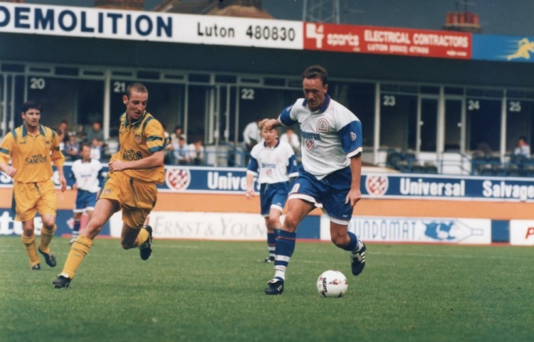 卢顿旧将约翰尼-维尔斯特鲁普因病离世年仅58岁，俱乐部发文悼念